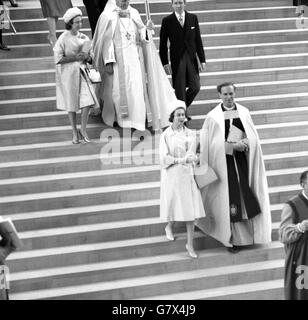 Der Bischof von Coventry, der rechte Hochwürden Cuthbert Bardsley, begleitet Prinzessin Margaret und Lord Snowdon zur neuen Kathedrale von Coventry zum Weihegottesdienst. Königin Elizabeth II. Läuft mit dem Provost der Kathedrale. Stockfoto