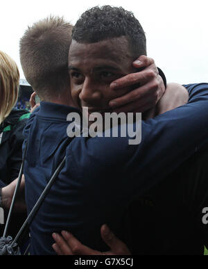 Burys Torschütze Tom Soares feiert mit den Fans, nachdem der Schlusspfiff nach der Sicherung ihrer Beförderung zur League One während des Sky Bet League Two-Spiels im Prenton Park, Tranmere, geblasen wurde. Stockfoto