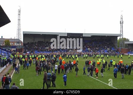 Bury-Fans erobern den Platz bei der letzten Pfeife, nachdem sie ihre Beförderung zur League One während des Sky Bet League Two-Spiels im Prenton Park, Tranmere, gesichert haben. Stockfoto