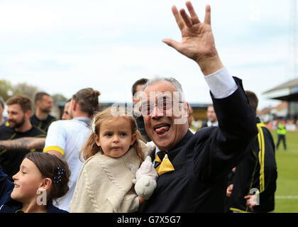 Burton Albion Chairman Ben Robinson feiert nach der Sky Bet League zwei Spiel im R Costings Abbey Stadium, Cambridge. Stockfoto