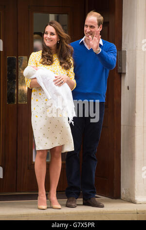 Der Herzog und die Herzogin von Cambridge und die neugeborene Prinzessin von Cambridge verlassen den Lindo-Flügel des St. Mary's Hospital in London. DRÜCKEN Sie VERBANDSFOTO. Bilddatum: Samstag, 2. Mai 2015. Siehe PA Story ROYAL Baby. Bildnachweis sollte lauten: Dominic Lipinski/PA Wire Stockfoto