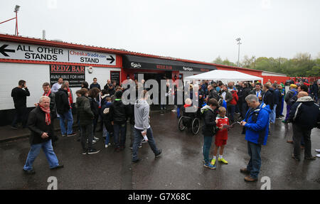 Fußball - Sky Bet League One - Crawley Town / Coventry City - Broadfield Stadium. Fans genießen einen Drink vor dem Spiel zwischen Crawley Town und Coventry City. Stockfoto