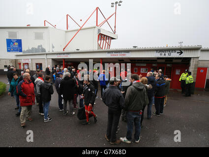 Die Fans warten auf die Drehkreuze, bevor das Spiel zwischen Crawley Town und Coventry City eröffnet wird. Stockfoto