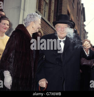 Sir Winston Churchill im Bild mit seiner Frau Lady Churchill, während sie Lady Churchills 78. Geburtstag feiern. Stockfoto