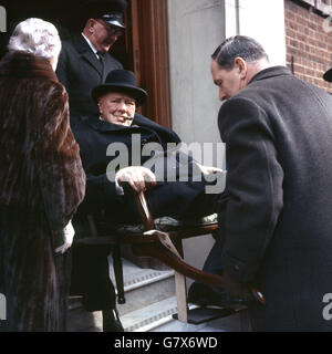 Sir Winston Churchill wird aus seinem Londoner Haus getragen, während er sich auf den 78. Geburtstag von Lady Churchill vorbereitet. Stockfoto