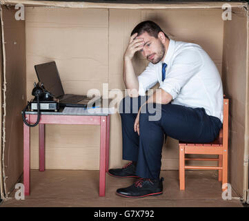 deprimiert Geschäftsmann in der Konzernzentrale Stockfoto