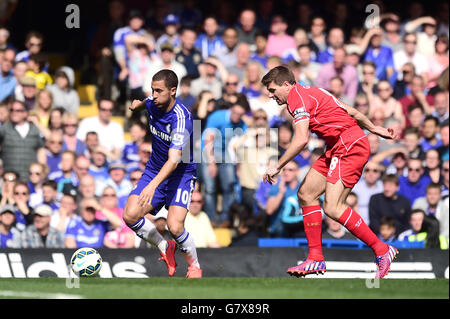 Chelseas Eden Hazard und Liverpools Steven Gerrard (rechts) kämpfen während des Spiels der Barclays Premier League in Stamford Bridge, London, um den Ball. Stockfoto
