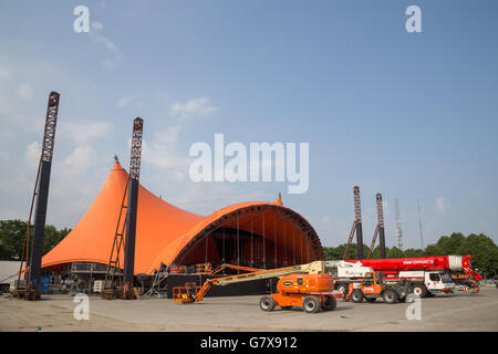 Roskilde, Dänemark - 25. Juni 2016: Der orange Bühne im Bau für Roskilde Festival 2016 Stockfoto