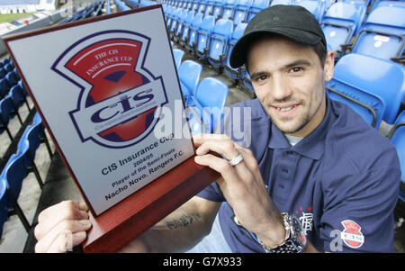 Rangers-Spieler Nacho Novo holt seinen CIS-Spieler des Halbfinalpreises während einer Fotozelle im Ibrox-Stadion ab. Stockfoto