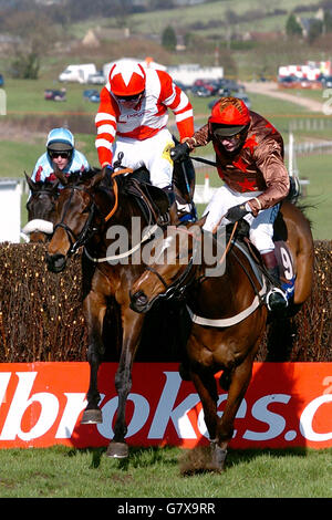 Pferderennen - Cheltenham Festival 2005 - Cheltenham Racecourse. Thisthatandtother und Jockey Ruby Walsh (L) springen den letzten mit Fondmort und Jockey Mick Fitzgerald in der Daily Telegraph Festival Trophy. Stockfoto