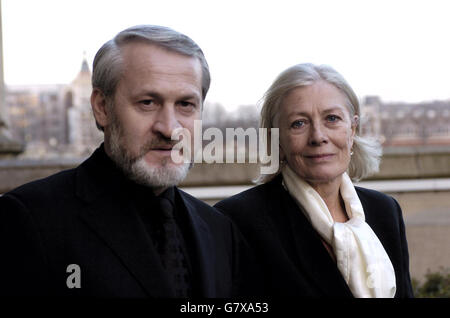 Nach der jüngsten Tötung des tschetschenischen Präsidenten Aslan Maschadow kommen der Exil-tschetschenische Politiker Akmed Zakaev und die Oscar-prämierte Schauspielerin Vanessa Redgrave zu einer Pressekonferenz ins Oberhaus. Maschadow, der separatistische Kräfte anführte, wurde Anfang des Monats bei einem Armeeangriff auf ein nördliches Dorf von russischen Spezialeinheiten getötet. Stockfoto