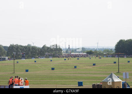 Roskilde, Dänemark - 25. Juni 2016: Massen von Menschen ausgeführt, um einen Übernachtungsplatz beim Roskilde Festival 2016 zu finden. Stockfoto