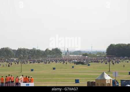 Roskilde, Dänemark - 25. Juni 2016: Masse der Leute, die um einen Übernachtungsplatz beim Roskilde Festival 2016 zu finden. Stockfoto