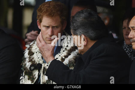 Prinz Harry trägt einen traditionellen Mantel während eines Besuchs der Putiki marae, die zentral für die Maori-Kultur und die Gemeinschaftsaktivitäten in Whanganui ist, auf der neuesten Etappe seiner Neuseeland-Tour. Stockfoto