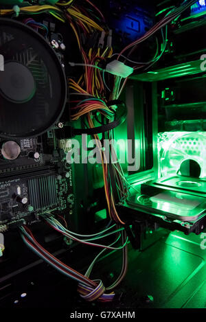 Blick auf die interne Struktur des PCs mit einem grünen Licht von innen Stockfoto