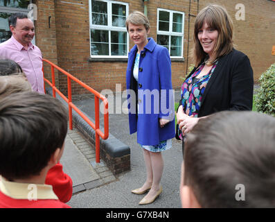 Schatten-Sekretärin Yvette Cooper, zusammen mit dem neu gewählten Labour-Abgeordneten Jess Phillips, während eines Besuchs der Stanville Primary School, Birmingham, am Tag nachdem sie ihren Namen als nächste Labour-Führerin vorlegte. Stockfoto