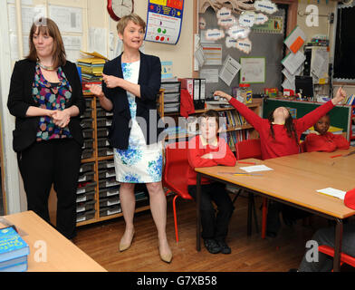 Schatten-Sekretärin Yvette Cooper, zusammen mit dem neu gewählten Labour-Abgeordneten Jess Phillips, während eines Besuchs der Stanville Primary School, Birmingham, am Tag nachdem sie ihren Namen als nächste Labour-Führerin vorlegte. Stockfoto