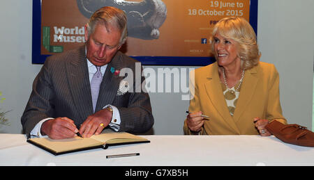 Der Prinz von Wales und die Herzogin von Cornwall unterschreibt das Besucherbuch, als sie ankommen, um sich die Ausstellung "ayas: Enthüllung einer endlosen Zeit" im World Museum anzusehen, die im Rahmen ihres Besuchs in Liverpool ein "Jahr von Mexiko im Vereinigten Königreich" feiert. Stockfoto