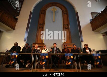 Anwalt Aamer Anwar (Mitte) mit der Familie von Sheku Bayoh, einschließlich seiner Partnerin Colette Bell (vierte links), Schwester Kadijartu Johnson (dritte rechts) und Mutter Aminata Bayoh (zweite rechts) bei einer Pressekonferenz in der Augustine United Church in Edinburgh. Die „herzzerbrochene“ Familie von Herrn Bayoh, der in Polizeigewahrsam starb, sagte, dass sie sich „nicht ausruhen werden, bis sie die Wahrheit über seinen Tod erfahren haben“. Stockfoto