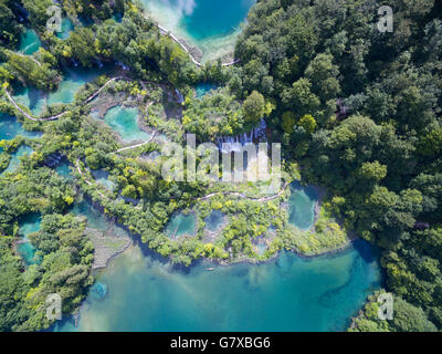 Luftbild von der schönen Natur im Nationalpark Plitvicer Seen, Kroatien Stockfoto