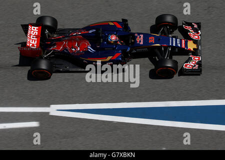 Torro Rossos Max Verstappen während des Trainingstages auf dem Circuit de Barcelona-Catalunya in Barcelona, Spanien. Stockfoto