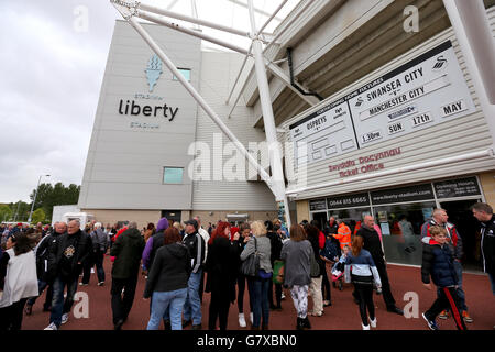 Swansea City Fans versammeln sich vor dem Spiel der Barclays Premier League im Liberty Stadium, Swansea. Stockfoto