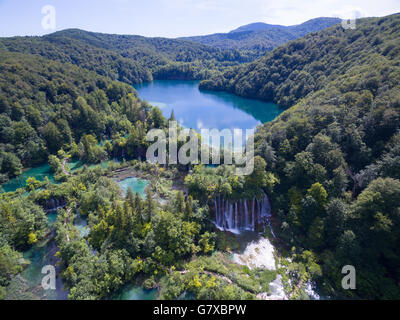 Luftbild von der schönen Natur im Nationalpark Plitvicer Seen, Kroatien Stockfoto