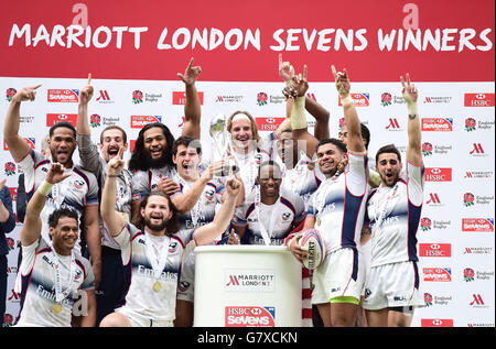 Rugby Union - Marriott London Sevens - Tag Zwei - Twickenham Stadium. Die Vereinigten Staaten von Amerika feiern den Gewinn des Marriott London Sevens im Twickenham Stadium, London. Stockfoto