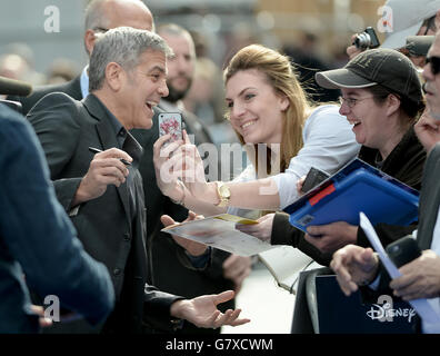 George Clooney kommt zur Premiere von Tomorrowland: A World Beyond, am Odeon Leicester Square, London. Stockfoto