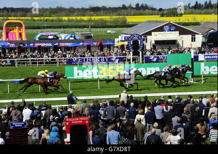 Läufer der bet365 EBF Hengste Maiden Stakes Div ein Rennen bis ins Ziel als Great Fun und Jimmy Fortune (rechts) das Rennen während des bet365 Inaugral Flat Meeting und Family Raceday auf Wetherby Racecourse gewinnen. Stockfoto