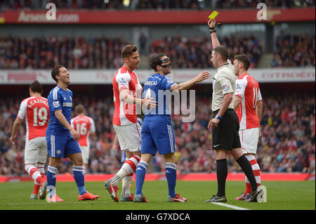 Schiedsrichter Michael Oliver (zweiter von rechts) zeigt Chelsea's Cesc Fabregas (Mitte) eine gelbe Karte für das Tauchen im Strafraum. Stockfoto