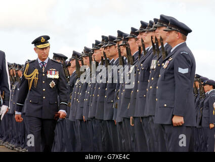 Der Prinz von Wales, der eine Uniform der Royal New Zealand Air Force trägt, inspiziert die Ehrenwache am Flughafen von Auckland. Stockfoto
