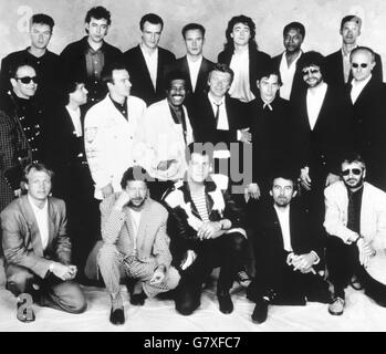 Die Popstars, die in der Prince's Trust Rock Gala in Wembley aufgetreten sind. Hintere Reihe (l-r): Gary Kemp, Mark Brezicki, Peter Cox, Alan Murphy, Richard Drummie, Labi Siffre und Mike Lindup. Mitte: Elton John, Leo Sayer, Midge Ure, Ben E King, Dave Edmunds, Jools Holland, Jeff Lynne und Ray Cooper. Vorne: Mark King, Eric Clapton, Tony Hadley, George Harrison und Ringo Starr. Stockfoto