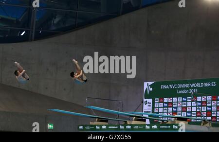 Die Briten Jack Laugher und Christopher Mears auf dem Weg zur Silbermedaille im 3 m langen Synchronfederbrettfinale der Männer während der FINA Diving World Series im London Aquatics Center. Stockfoto