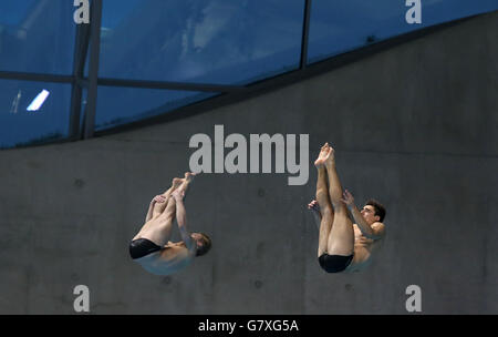 Die Briten Jack Laugher und Christopher Mears auf dem Weg zur Silbermedaille im 3 m langen Synchronfederbrettfinale der Männer während der FINA Diving World Series im London Aquatics Center. Stockfoto