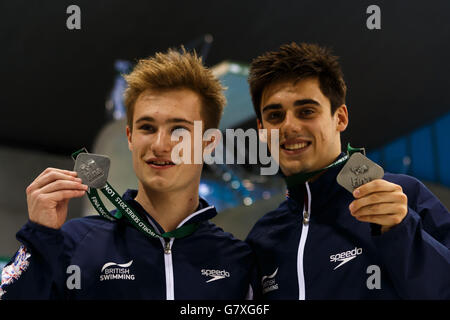 Die Briten Jack Laugher (links) und Christopher Mears mit ihrer Silbermedaille aus dem 3 m langen Synchronfederbrett der Männer während der FINA Diving World Series im London Aquatics Center. Stockfoto