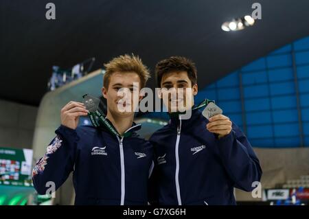 Die Briten Jack Laugher (links) und Christopher Mears mit ihrer Silbermedaille aus dem 3 m langen Synchronfederbrett der Männer während der FINA Diving World Series im London Aquatics Center. Stockfoto