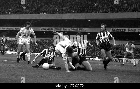 Clive Allen (Nr. 7) von Tottenham Hotspur stürzt ein, umgeben von Newcastle United-Spielern von links: Kenny Wharton, Peter Jackson und David McCreery. Stockfoto