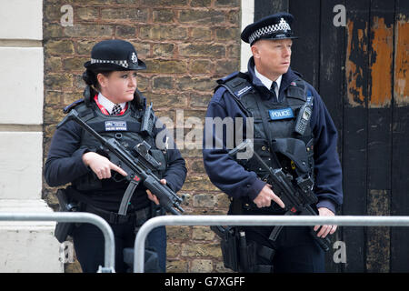 Bewaffnete Polizisten stehen vor dem Eingang des Lindo-Flügels im St. Mary's Hospital in Paddington, London, wo die Herzogin von Cambridge in den frühen Stadien der Arbeit aufgenommen wurde. Stockfoto