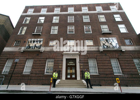 Die Polizei steht vor dem Lindo-Flügel des St. Mary's Hospital in Paddington, London, wo die Herzogin von Cambridge in den frühen Stadien der Arbeit aufgenommen wurde. Stockfoto