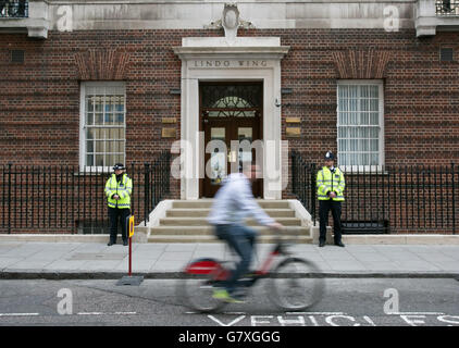 Die Polizei steht vor dem Lindo-Flügel des St. Mary's Hospital in Paddington, London, wo die Herzogin von Cambridge in den frühen Stadien der Arbeit aufgenommen wurde. Stockfoto