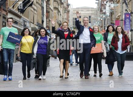 Der Komiker Eddie Izzard und der schottische Labour-Chef Jim Murphy auf dem Weg zur Parlamentswahl in Glasgow. Stockfoto