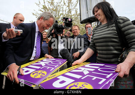 UKIP-Führer Nigel Farage (Mitte) unterschreibt während des allgemeinen Wahlkampfes in Cliftonville, Kent, einen Wahlausschuss. Stockfoto