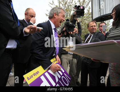 UKIP-Führer Nigel Farage (Mitte) unterschreibt während des allgemeinen Wahlkampfes in Cliftonville, Kent, einen Wahlausschuss. Stockfoto