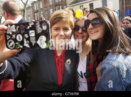 Schottlands erste Ministerin und SNP-Vorsitzende Nicola Sturgeon (links) setzt ihre Whistle-Stop-Tour durch Schottland während eines Besuchs in Largs fort. Stockfoto