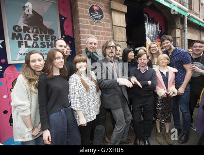 Pulp (von links nach rechts) Jarvis Cocker, Steve Mackey, Mark Webber, Nick Banks und Candida Doyle werden im Leadmill in Sheffield von Simon Darlow, dem stellvertretenden Vorsitzenden von PRS for Music, mit einem Music Heritage Award ausgezeichnet. Stockfoto