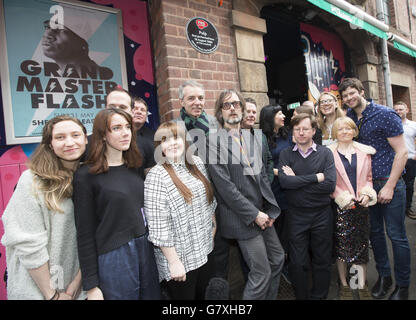 Pulp (von links nach rechts) Jarvis Cocker, Steve Mackey, Mark Webber, Nick Banks und Candida Doyle werden im Leadmill in Sheffield von Simon Darlow, dem stellvertretenden Vorsitzenden von PRS for Music, mit einem Music Heritage Award ausgezeichnet. Stockfoto