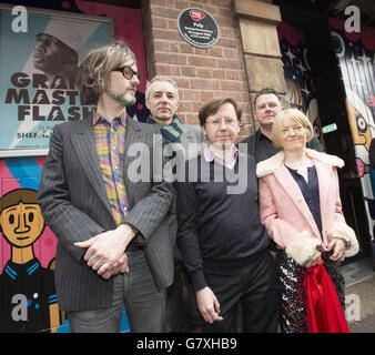 NUR FÜR REDAKTIONELLE VERWENDUNG Pulp (von links nach rechts) Jarvis Cocker, Steve Mackey, Mark Webber, Nick Banks und Candida Doyle werden vom stellvertretenden Vorsitzenden von PRS for Music, Simon Darlow, im Leadmill in Sheffield mit einem Music Heritage Award ausgezeichnet. Stockfoto