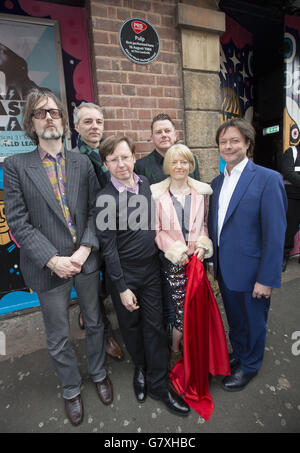 Pulp (von links nach rechts) Jarvis Cocker, Steve Mackey, Mark Webber, Nick Banks und Candida Doyle werden von PRS for Music Deputy Chairman, Simon Darlow (ganz rechts), im Leadmill in Sheffield mit einem Music Heritage Award ausgezeichnet Stockfoto