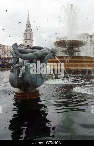 St. Patrick's Parade - London. Trafalgar Sqaure, wo die berühmten Brunnen für die St. Patrick's Day Parade grün gefärbt wurden. Stockfoto